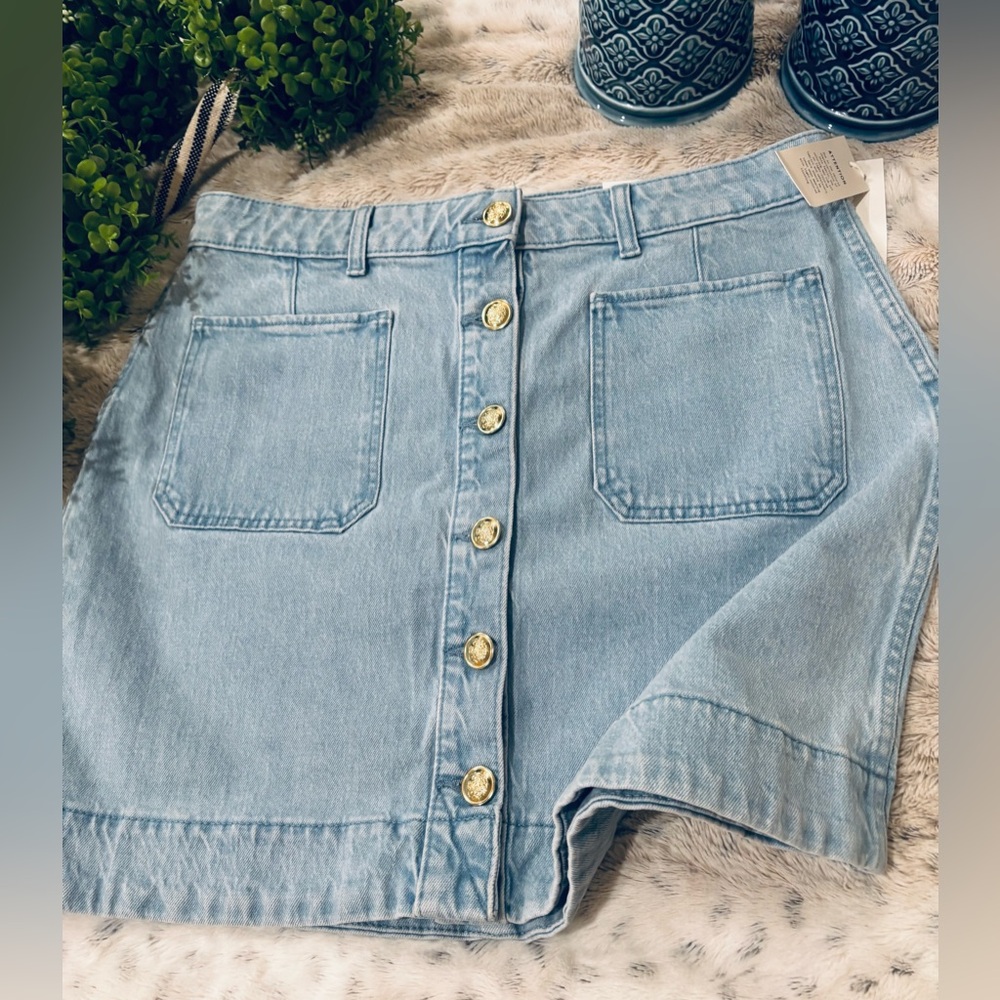 🎀 Light Wash Denim Button-Front Mini Skirt